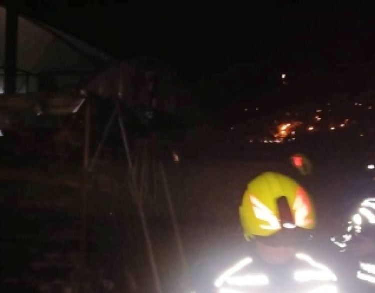 Došlo je požara prilikom rezanja metala, kada su iskre napravile požar na složenim drvima kraj obiteljske kuće u Požegi