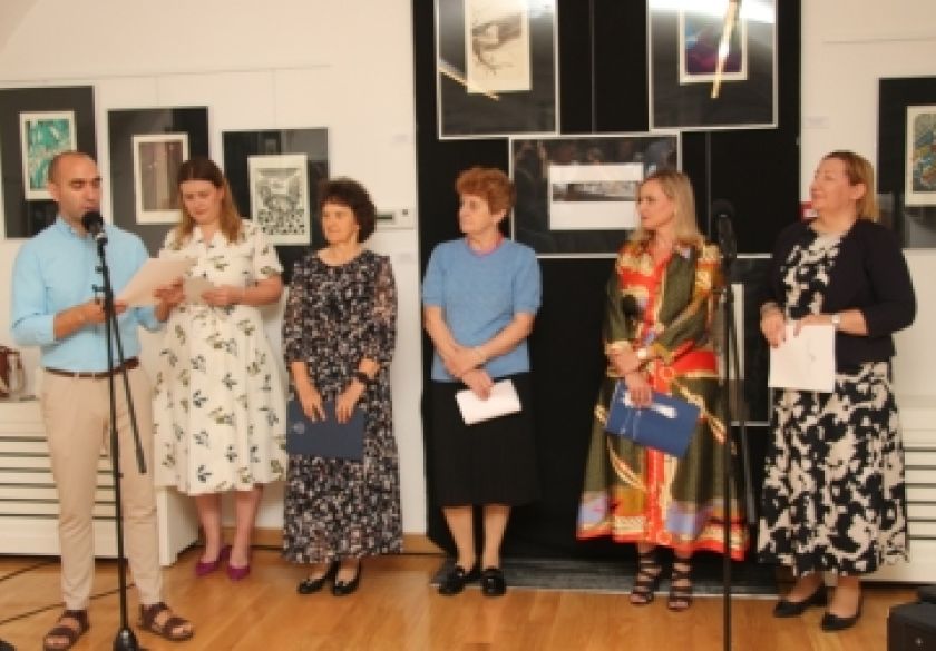 Otvorena izložba grafika „List je čovjek koji hoda zrakom: hommage Luku Paljetku“ u Gradskom muzeju Požega