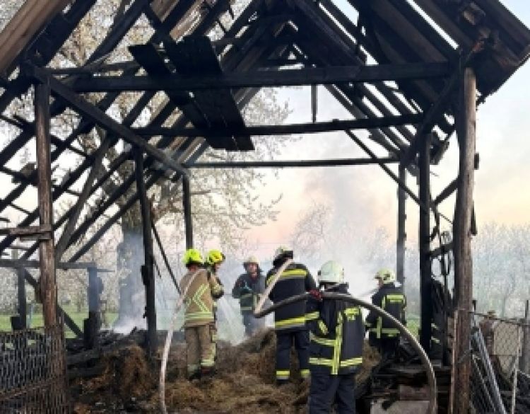 Došlo je do požara drvenog štaglja ispunjenog sijenom i slamom u Kaptolu