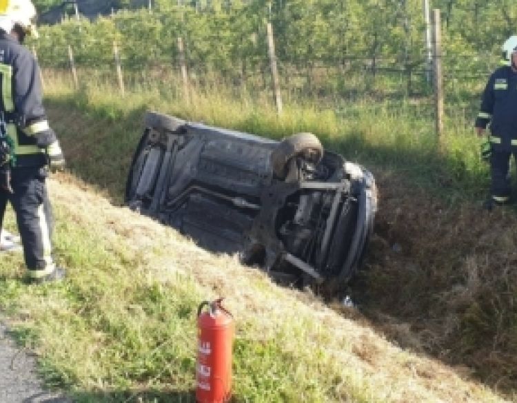 Dogodile su se tri nesreće a u slijetanju vozila 27-godišnjaka između Pleternice i Frkljevaca vozač s alkoholom je i ozlijeđen