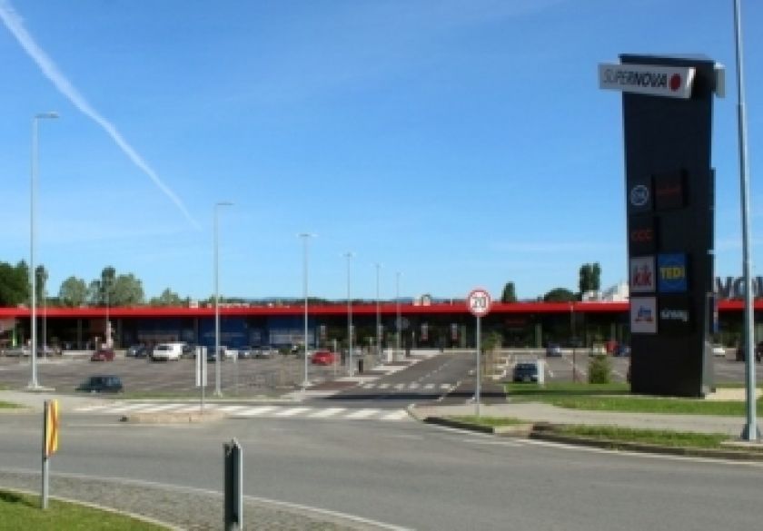 U pokušaju da se parkira kod trgovačkog centra u Požegi 18-godišnja vozačica udarila u ukrasno bilje i izlog trgovine