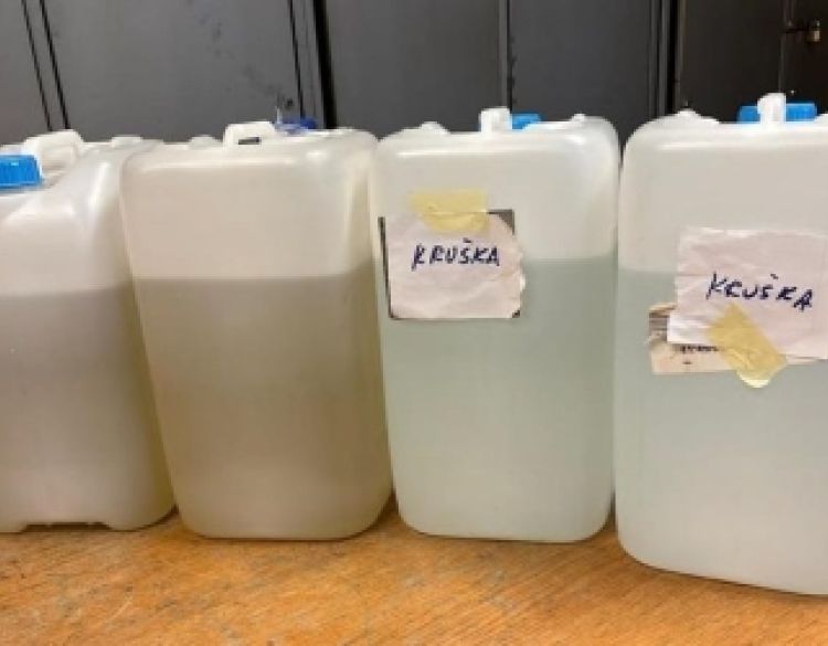 Policija zatekla 43-godišnjaka u Čaglinu koji je u automobilu prevozio oko 40 litara rakije bez nadzornih markica RH