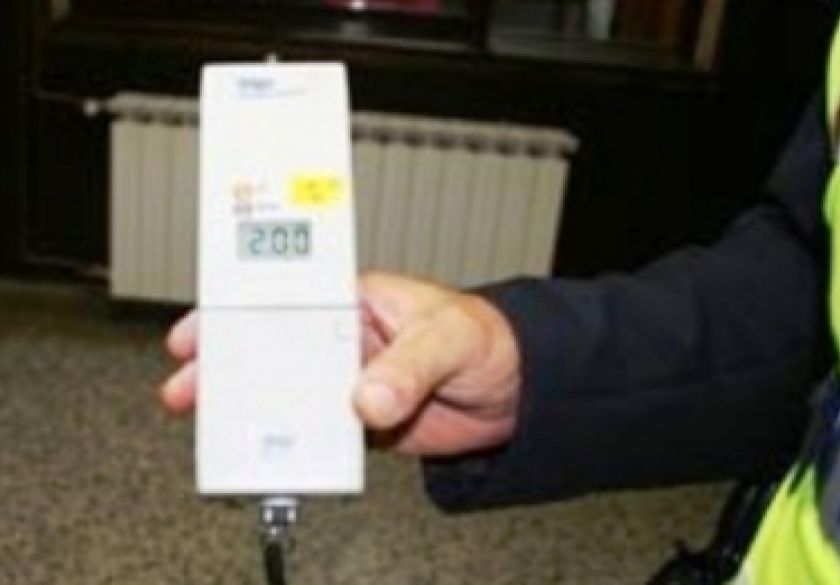 Pod utjecajem alkohola od 1,83 promila 63-godišnjak upravljao osobnim automobilom kroz Gradac - dobio smještaj u policiji