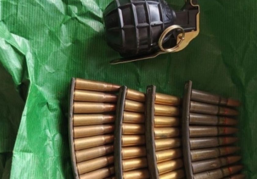 Anonimni građanin dragovoljno policijskim službenicima predao ručnu bombu i 40 komada streljiva
