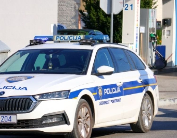 Zbog nedovoljnog razmaka udarili bočnim ogledalima, a 77-godišnjak bio i pod utjecajem alkohola