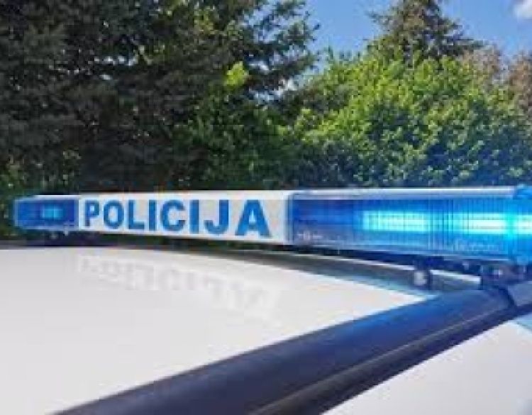 Dogodilo se 5 prometnih nesreća a u Kutjevu sudar automobila koji je vozio 36-godišnjak i teretnog automobila koji se zaustavio zbog poledice