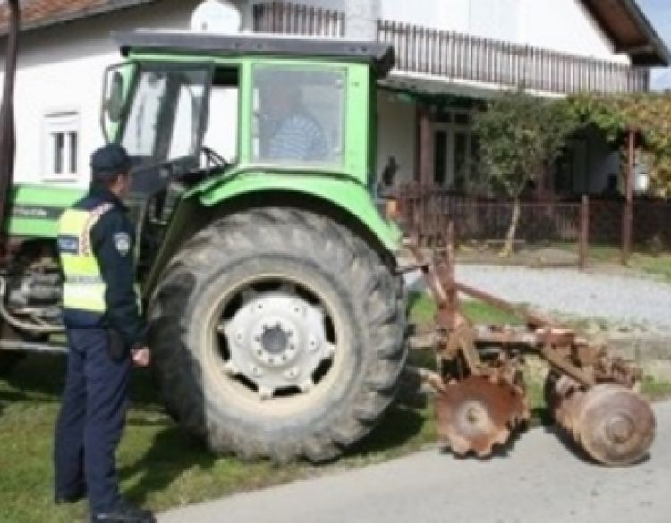 Policija zatekla 54-godišnjeg vozača traktora u Čaglinu bez osobne i vozačke dozvole ali uz alkohol od 1,13 promila - dobio smještaj u policiji