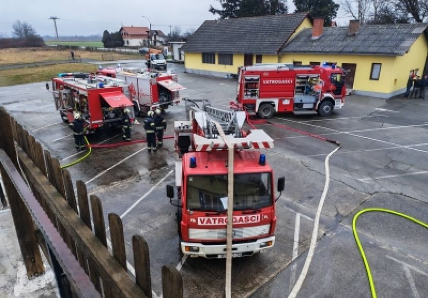 Veliki požar u sali za svatove u Grabarju gasilo nekoliko DVD-a s 25 vatrogasaca - drugi požar u Požegi u metalnom kontejneru otpada