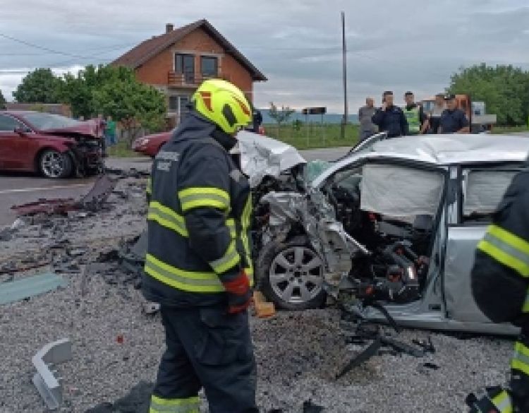 Rano jutros teška prometna nesreća u frontalnom sudaru dva automobila - dvije teško ozlijeđene osobe a jedna je naknadno preminula