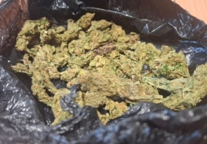 U Ruševu zaustavljen 29-godišnji vozač pod utjecajem droge, a kod 27-godišnjeg putnika pronađena marihuana i drobilica