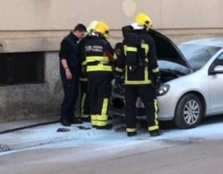 Došlo je do samozapaljenja automobila 18-godišnje vozačice u predjelu motora koji su brzom intervencijom ugasili vatrogasci