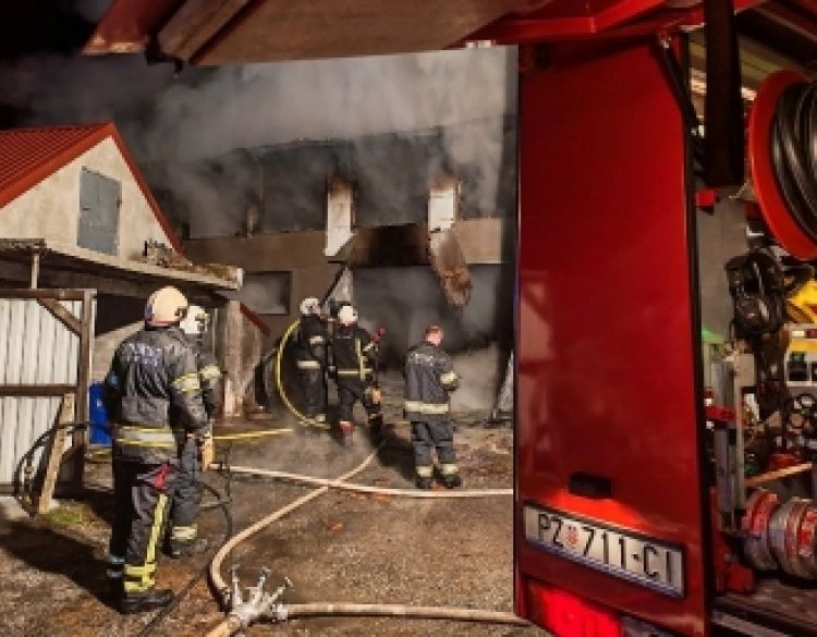 Rano jutros u Kutjevu požar na gospodarskoj zgradi uz obiteljsku kuću a u Požegi požar na automobilu