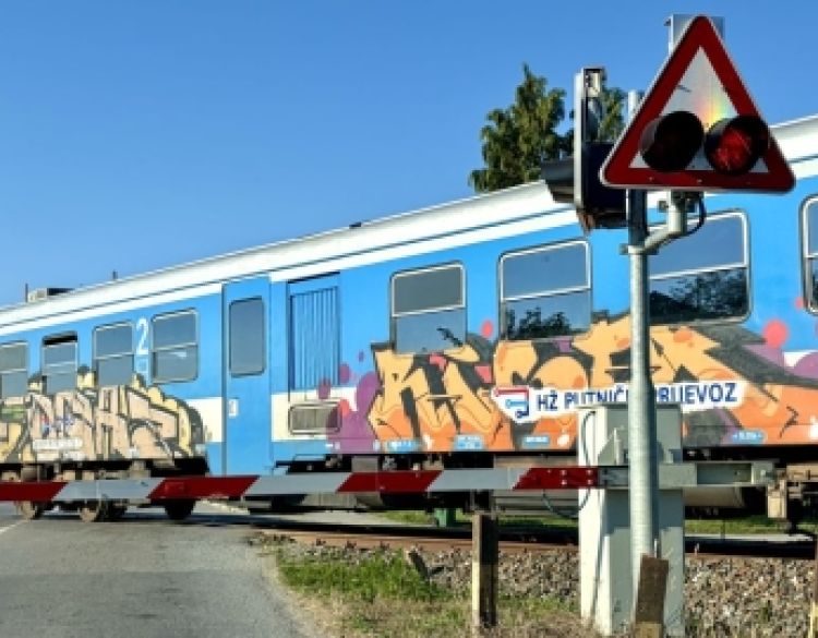 U Požegi ignorirao svjetlosna i zvučna upozorenja na pružnom prijelazu, udario u polubranik i otišao