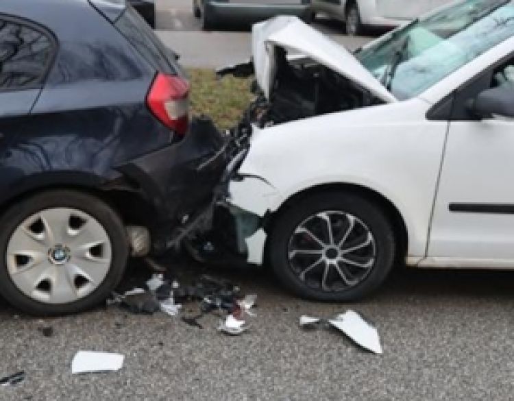 Zbog neprilagođene brzine 26-godišnjakinja se u Požegi zabila u zaustavljeni automobil 34-godišnjakinje u kojemu je ozlijeđena 18-godišnjakinja