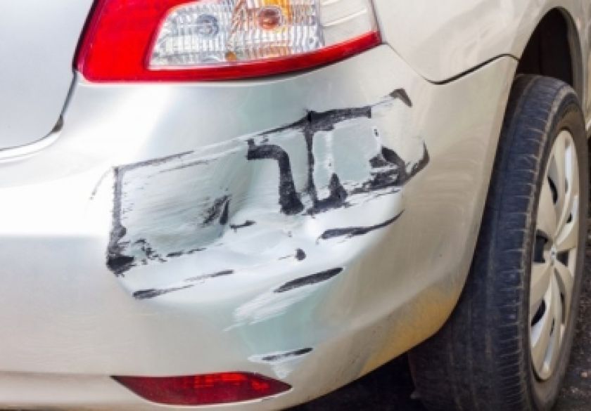 U požeškoj Industrijskoj ulici 20-godišnjak vožnjom unazad na parkiralištu udario u automobil 21-godišnjaka