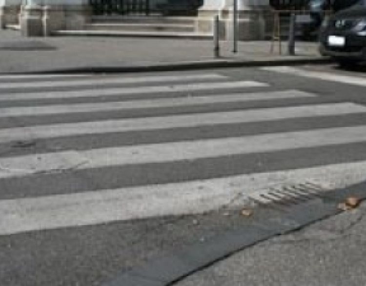 52-godišnjak nije držao potreban razmak pa je udario u vozilo 28-godišnjaka koji je propuštao pješaka na pješačkom prijelazu