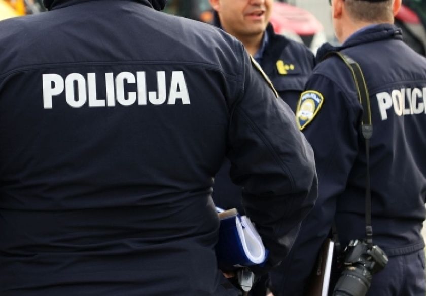 Otuđena pumpa za navodnjavanje i stroj za rezanje pločica