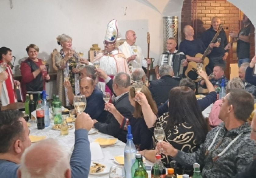 Proslavljeno Martinje u Požegi uz tradicionalni obred krštenja mošta sa vinskim kardinalom