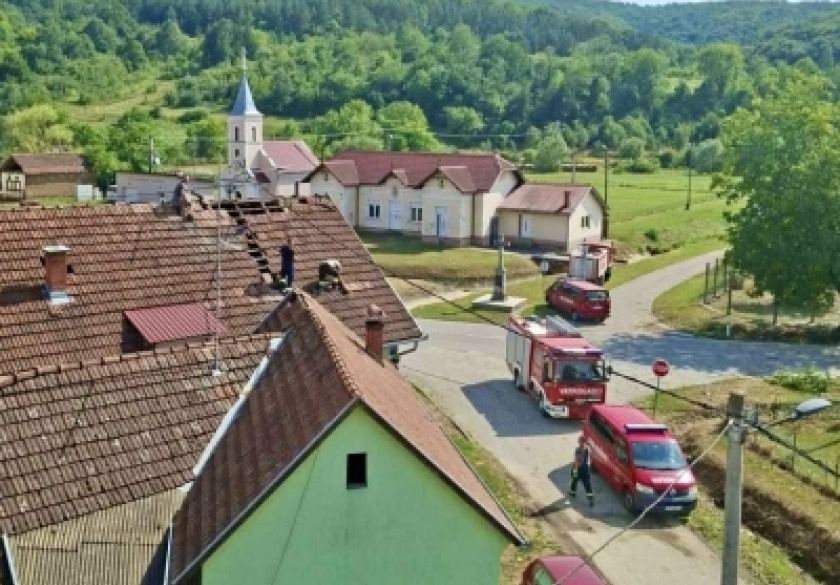 Nevrijeme pogodilo Djedinu Rijeku, vatrogasci pomagali mještanima u sanaciji štete