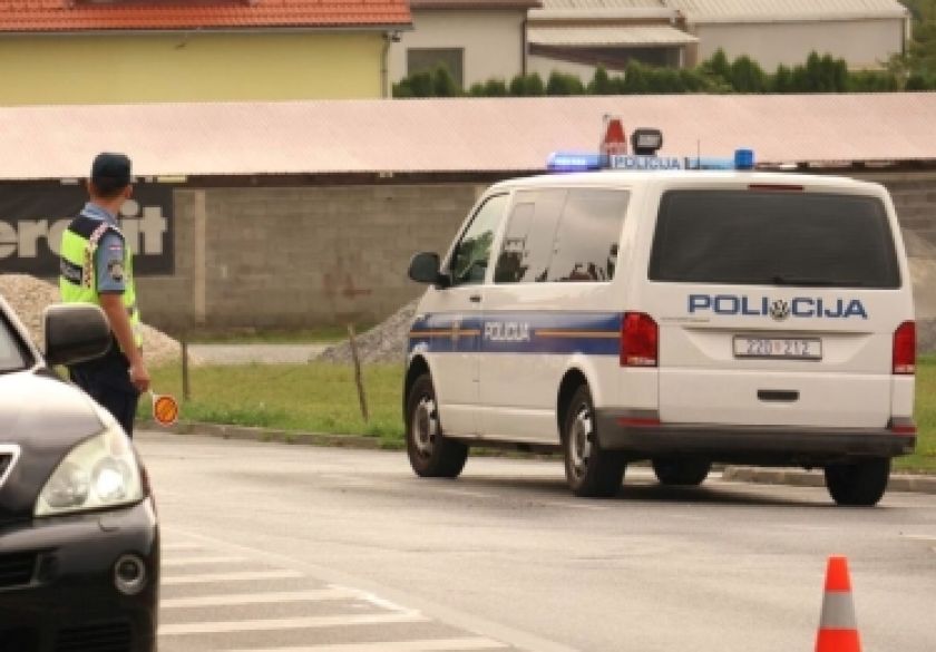 18-godišnji vozač zbog neprilagođene brzine sletio s kolnika, udario u metalni stup