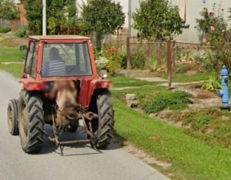 Upravljao traktorom pod utjecajem alkohola od 2,88 promila te udario u parkirano vozilo