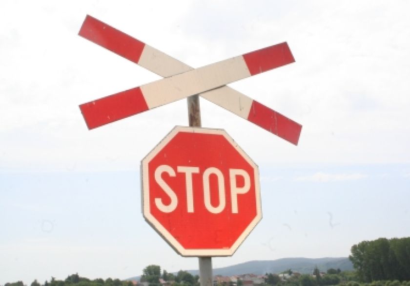 29-godišnji vozač nije se zaustavio ispred pružnog prijelaza te je udario u vlak koji je prolazio - sreća nije bilo ozlijeđenih osoba