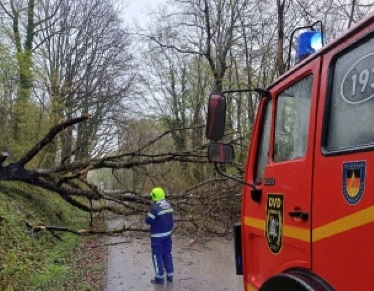 Hrvatska vatrogasna zajednica - Vatrogasci saniraju posljedice nevremena