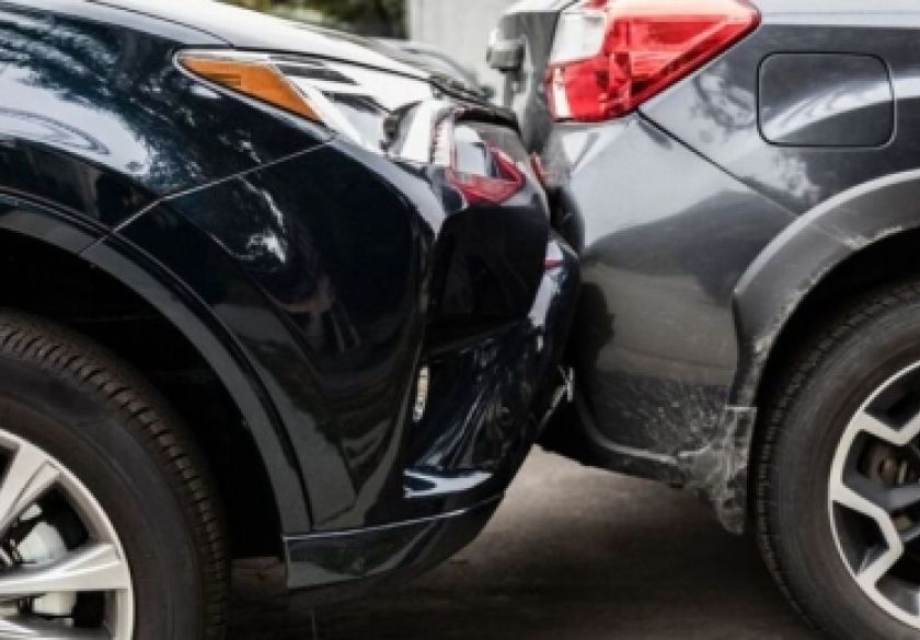 Neprilagođenom brzinom kroz Požegu vozila 19-godišnjakinja pa se zabila u auto 67-godišnjaka koji je propuštao drugo vozilo