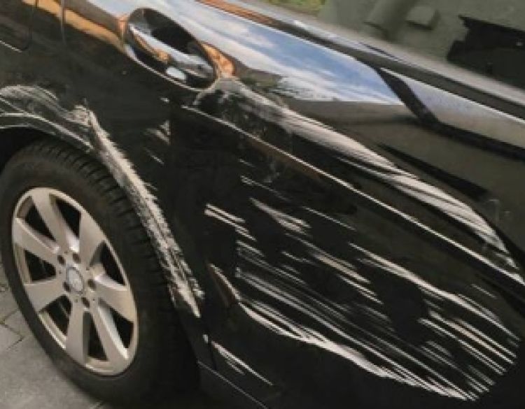 U kružnom toku u Pleternici 51-godišnji vozač nije propustio vozila s prednošću prolaza pa je udario u automobil 21-godišnjakinje