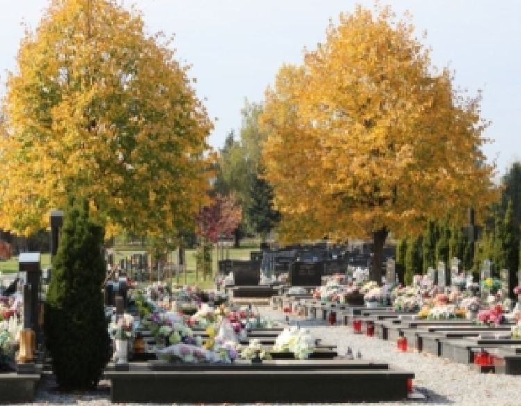 Pred blagdan Svih Svetih Komunalac Požega posebno uređuje groblja u gradu i okolici