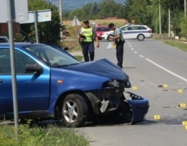 26-godišnja vozačica nije propustila vozila s prednošću prolaza pa je udarila u bočnu stranu automobila 86-godišnjaka