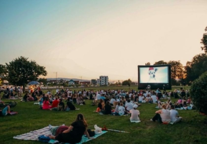 Kino pod zvijezdama okupilo brojne Požežane, večeras film Encanto