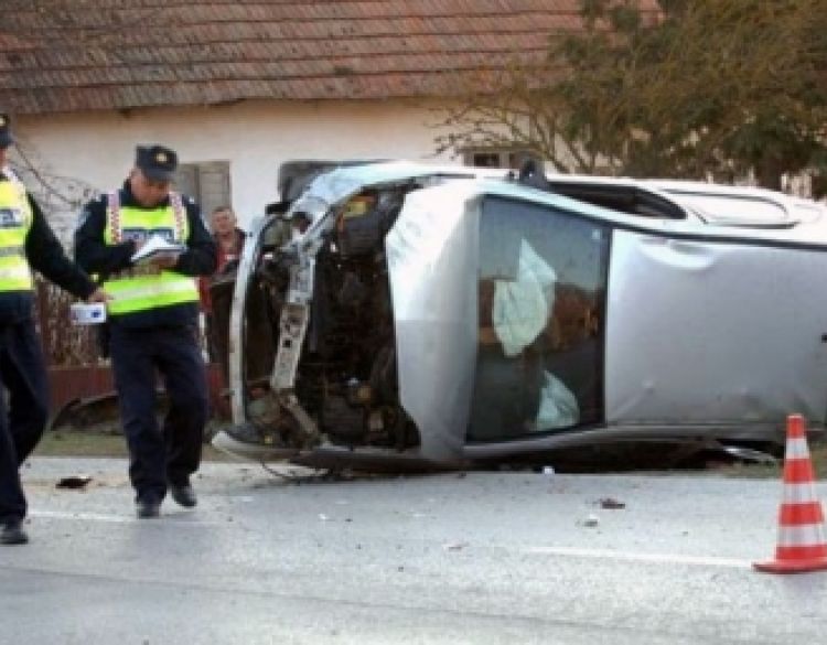 Dvije prometne nesreće - u Pavlovcima bez vozačke uz alkohol prevrnuo auto na krov u a Velikoj dijete udarilo u automobil na pješačkom
