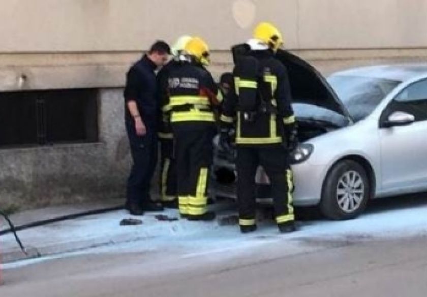 Došlo je do samozapaljenja automobila 18-godišnje vozačice u predjelu motora koji su brzom intervencijom ugasili vatrogasci