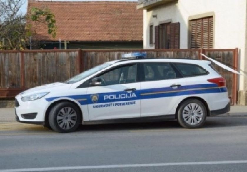 Prometna u raskrižju u Jakšiću kada je nepoznati vozač skretao udesno i udario u teretni automobil a nakon toga pobjegao