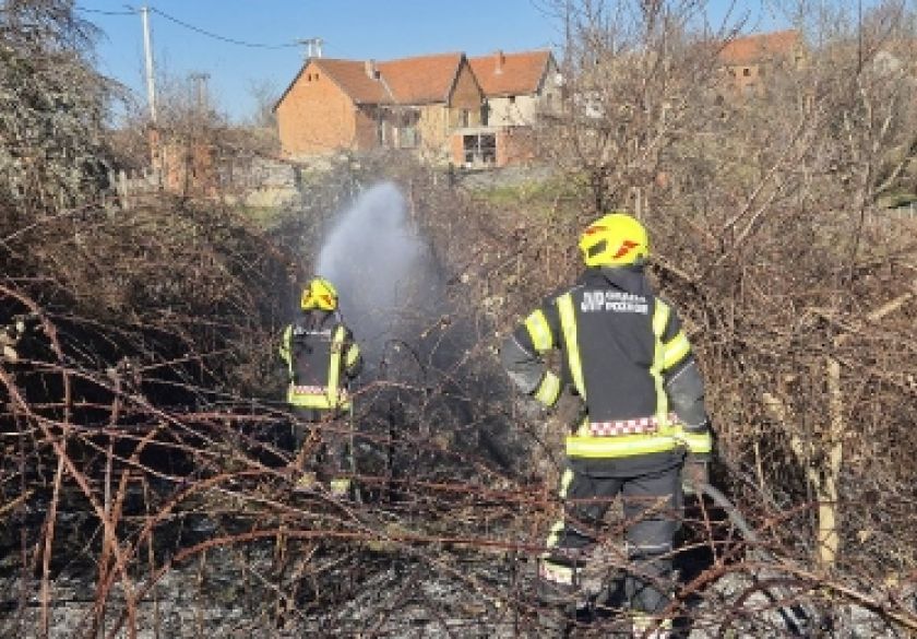 Krenuli radovi na otvorenom i spaljivanja biljnog otpada pa je došlo do pet požara u Kraguju, Bučju, Velikoj, Crkvenim Vrhovcima i Gradcu