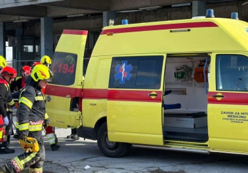 Teretno vozilo sletjelo s ceste, vozač prevezen u bolnicu