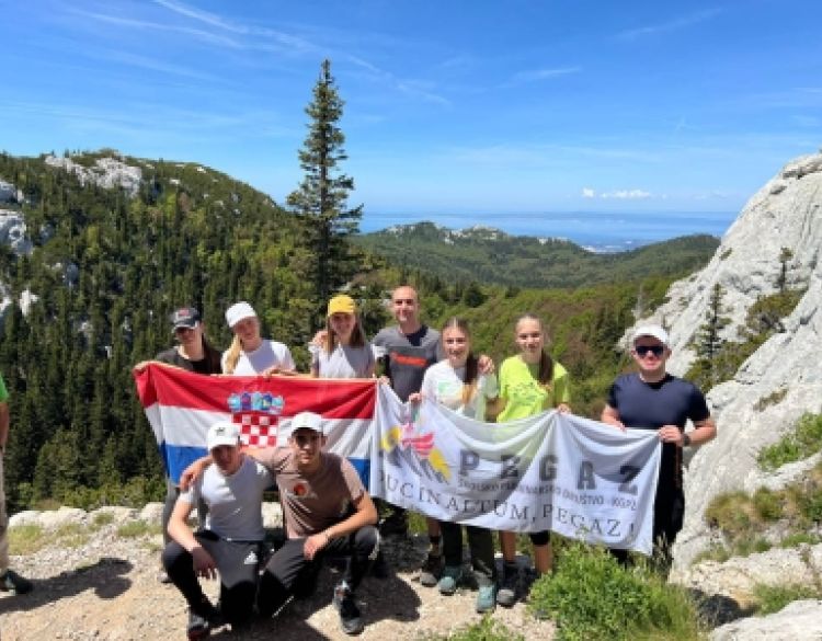 Članovi Školskog planinarskog društva „Pegaz“ Dan državnosti proslavili na majci hrvatskih planina