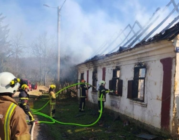 Požar na obiteljskoj kući 74-godišnjakinje u Sovskom Dolu zbog pregrijavanja dimovodne cijevi a kuća je u potpunosti izgorjela