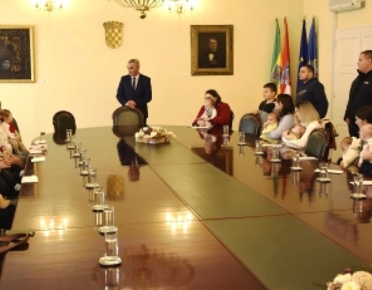 Grad Požega upriličio u Gradskoj vijećnici prijem za 34-ero novorođenih Požežana rođenih u srpnju i kolovozu (9 djevojčica i 25 dječaka)