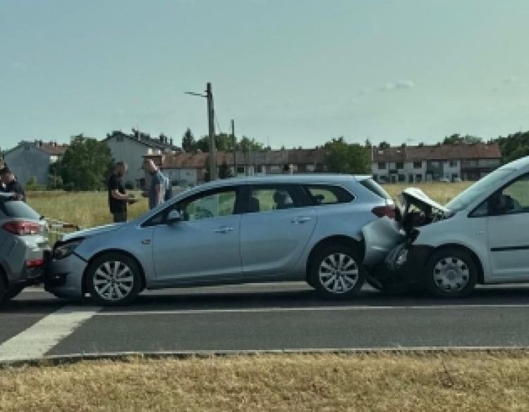 Dogodilo se 6 prometnih nesreća a u požeškoj Zrinskoj ulici između tri osobna automobila - jedna osoba ozlijeđena