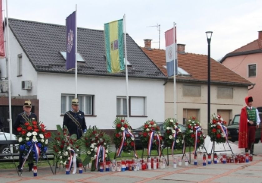 Polaganjem vijenaca odana počast uz Dana sjećanja na žrtve Domovinskog rata i Dana sjećanja na žrtvu Vukovara i Škabrnje