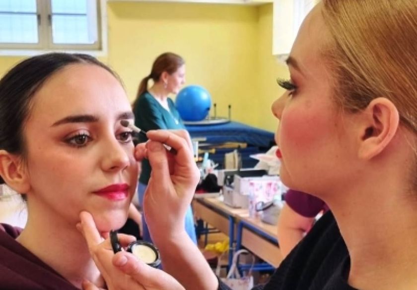 Folklorni ansambl Požega održao radionice Izrade oglavlja i frizura te scenskog šminkanja