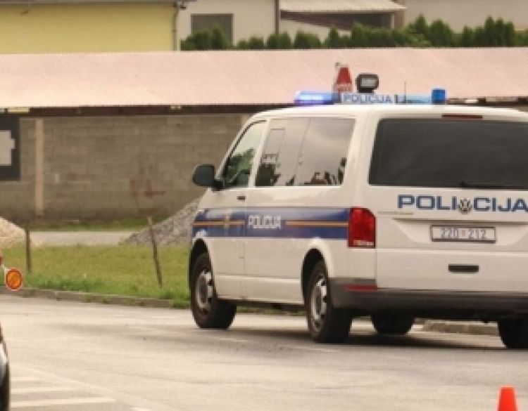 Prešao u suprotnu prometnu traku i udario u teretni automobil, potom pobjegao
