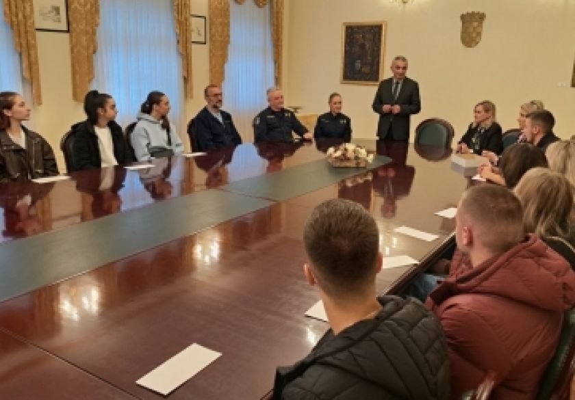 Grad Požega mladim vozačima osigurao edukaciju o sigurnosti u prometu i sufinanciranje auto škole s 350 eura