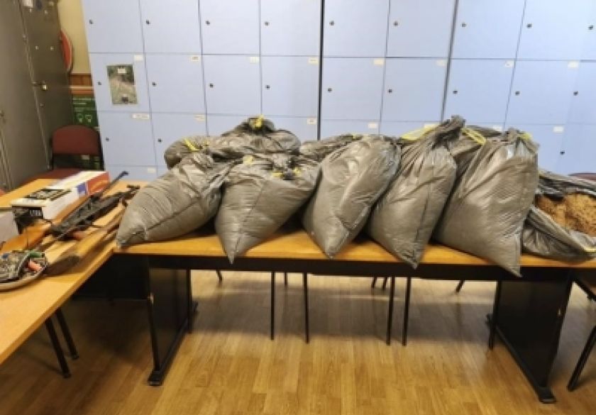 Pronađeno 95 kilograma duhana i veća količina oružja