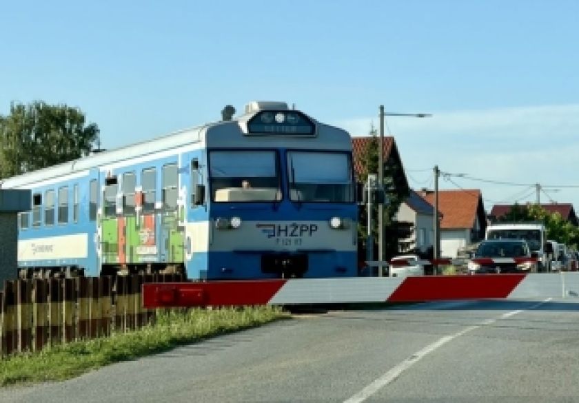 Policija pronašla vozača koji je na pružnom prijelazu udario u polubranik i pobjegao
