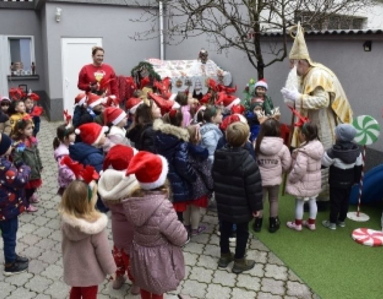 Sveti Nikola i ove je godine obišao požeške vrtiće i darivao djecu slatkišima i igračkama