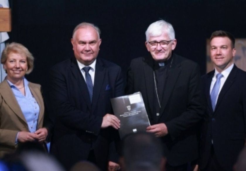 Uručen ugovor iz Programa prekogranične suradnje Hrvatske i BiH - Požeško-slavonska županija i Banjalučka biskupija