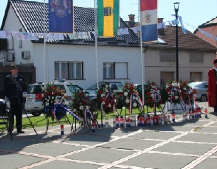 Obilježena 31. godišnjica VRO Bljesak a za poginule hrvatske branitelje položeni vijenci i svijeće uz spomenik 123. brigade HV